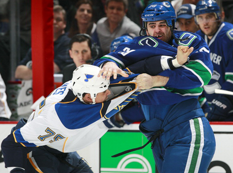 כשהוקי הופך לקרב אגרוף (gettyimages)