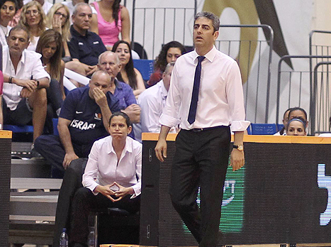 נבחרת הנשים חוזרת. אלי רבי (אלן שיבר)