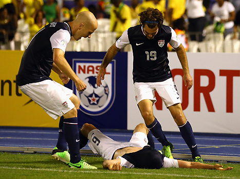 בראדלי וגרהאם זוסי חוגגים עם אוואנס אחרי השער (gettyimages)
