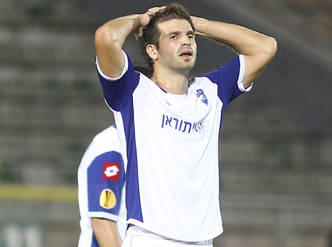 קצת מימון, והוא עובר. איציק כהן (אלן שיבר)