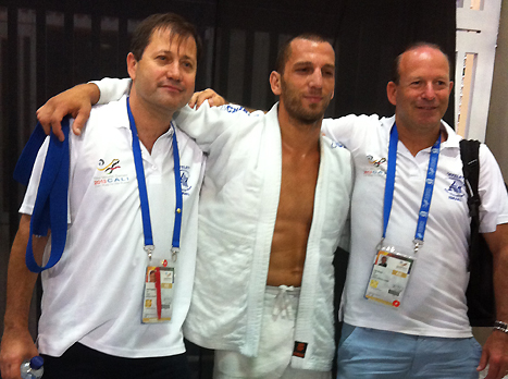 רועי פריינטה עם ראשי התאחדות "אילת" (צילום: יואל גולדינג, התאחדות "אילת")