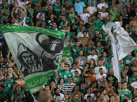 האוהדים מתנפלים על המנויים (יוסי שקל)