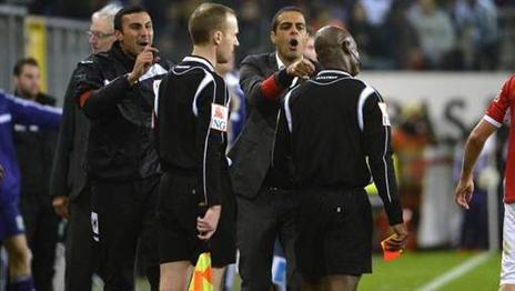 כך זה נראה. לוזון מתפרץ על השופט