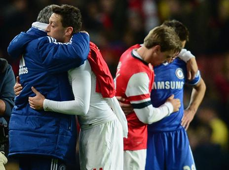 הרגע המרגש. אוזיל ומוריניו (gettyimages)