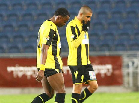 שחקני בית"ר יורדים מאוכזבים מכר הדשא