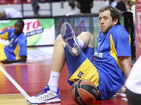 "לא מובך לנשק את חברה שלי ליד כל הקבוצה"