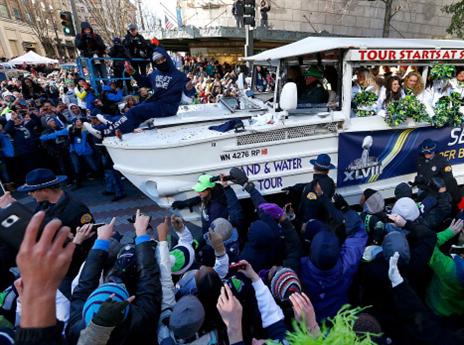 לינץ'. זרק סקיטלס לאוהדים (gettyimages)