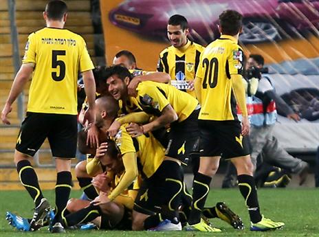 קריאף מעל כולם. בחגיגות, וגם במשחק