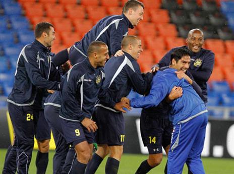 החיוך יתרחב אם הם ינצחו. שחקני האלופה בבאזל (מכבי ת"א, האתר הרשמי)