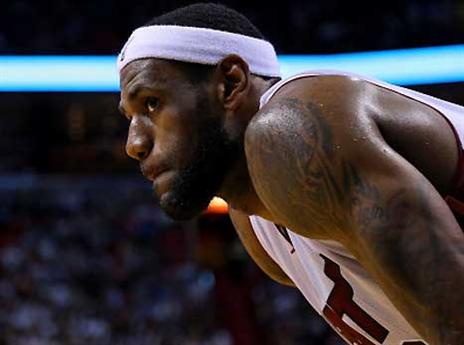 מישהו צריך לספק הסברים. מיאמי ולברון בקריסה (gettyimages)