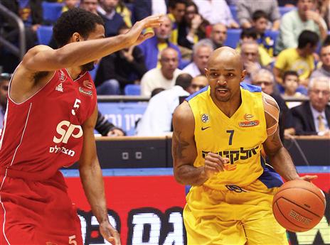 בראון מנסה לחטוף להיקמן, כמו שחטפו אותו (אלן שיבר)