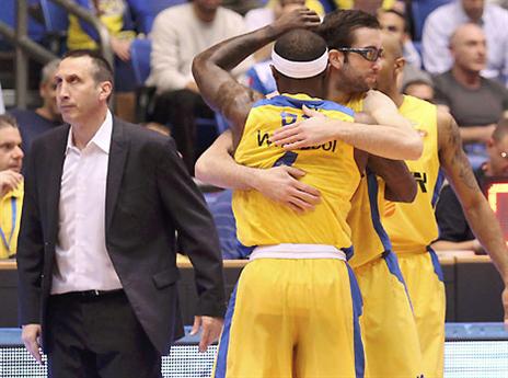 מכבי הרכיבו משקפיים ורודות (אלן שיבר)