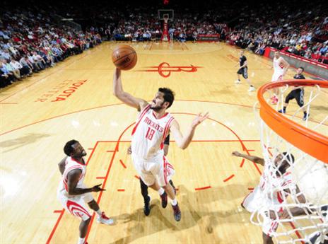 היה פעיל מאוד בדקות ששיחק. כספי לוקח ריבאונד הלילה (gettyimages)