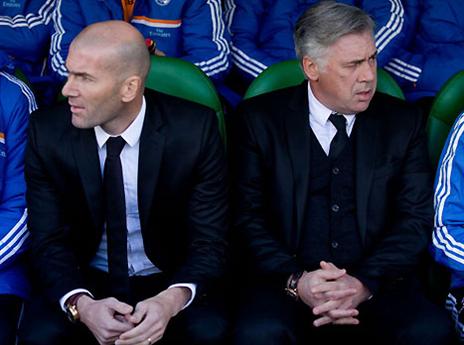 הוציאו את החלוץ לדרך חדשה. אנצ'לוטי וזידאן (GETTYIMAGES)