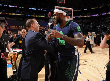 ווגל וג'יימס מתחבקים באולסטאר. אל תצפו לראות את זה קורה בעוד שלושה ימים (gettyimages)