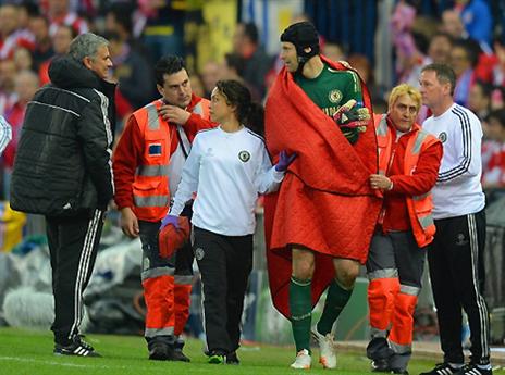 פטר צ'ך ומוריניו. "העונה שלו נגמרה" (gettyimages)