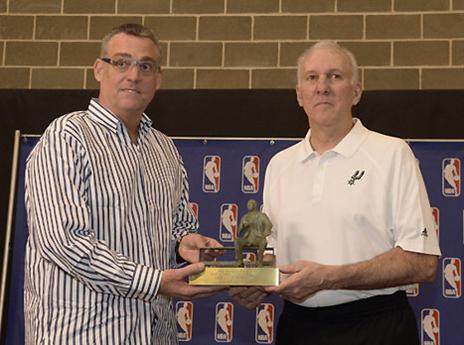 פופביץ' יחד עם ביופורד. הקבוצה של השנה (gettyimages)