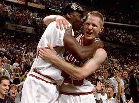 חלק מהקבוצה האגדית של שיקאגו. קר עם ג'ורדן (gettyimages)