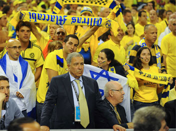 שמעון מזרחי והקהל. חלק עיקרי בסיבה שבגלל מכבי אימפריה אירופית