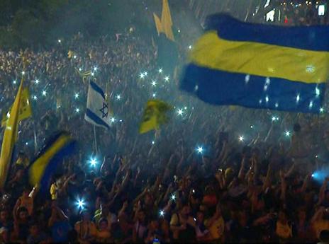 ונמשך על הבמה מול עשרות אלפים