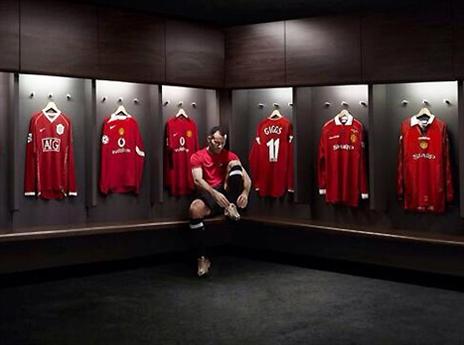 בחדר ההלבשה המוכר, עם כל החולצות