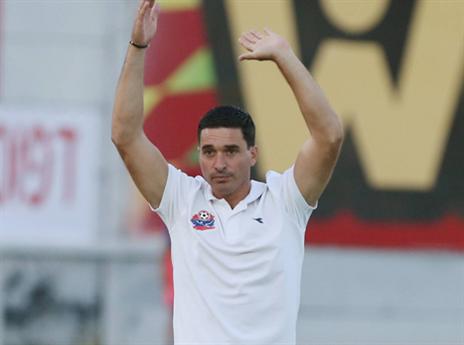 מחפש קבוצה. דורה מסתכל קדימה