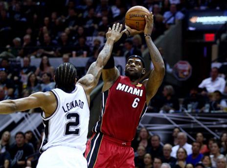 לברון והצל שלו בסדרה הזו (GETTYIMAGES)