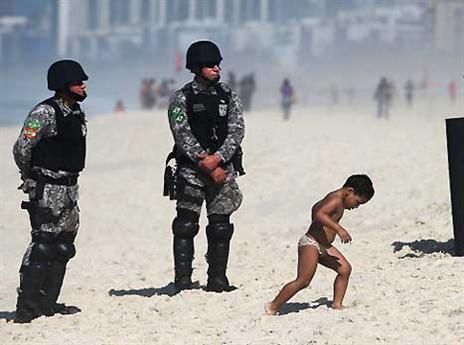 שוטרים בחוף הים. ככה זה ייראה? (gettyimages)