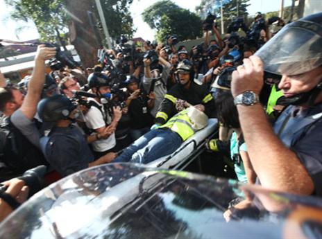 העיתונאית מפונה על אלונקה (gettyimages)