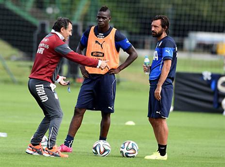 פירלו עם פראנדלי ובאלוטלי באימון איטליה (gettyimages)