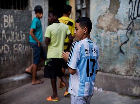 אפילו בברזיל לובשים חולצות של מסי (gettyimages)