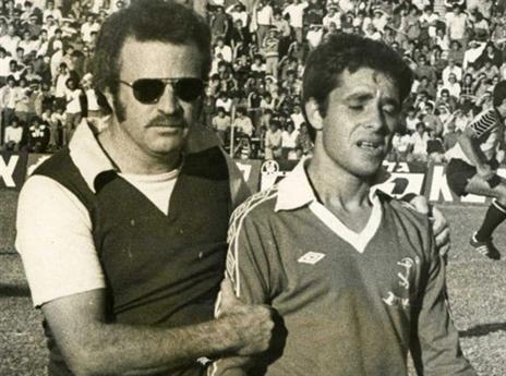 אדום בכל רמ"ח איבריו. איצ'ה בימיו כמאמן הפועל (ארכיון ההתאחדות)