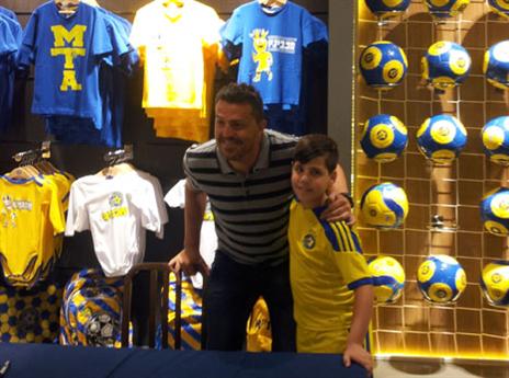 אוסקר גרסיה בחנות של מכבי ת"א