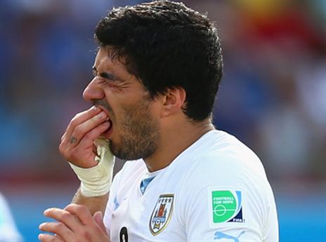 צריך עזרה. סוארס (GETTYIMAGES)