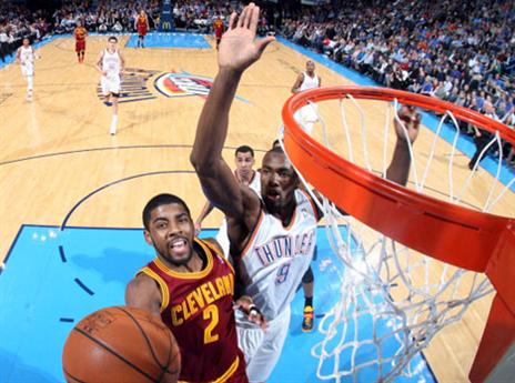 אבל קיירי יישאר בקאבס עד 2020 (GETTYIMAGES)