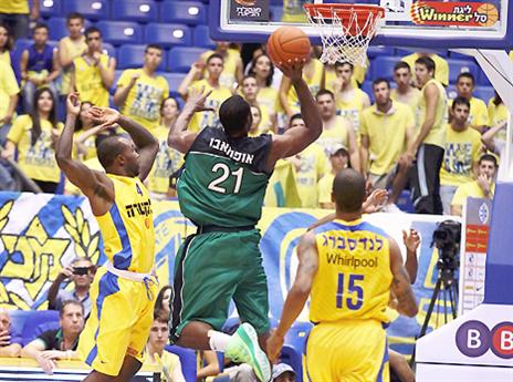 ינסה לקחת את האליפות ממכבי. אופייבו בנוקיה (צילום: אלן שיבר)