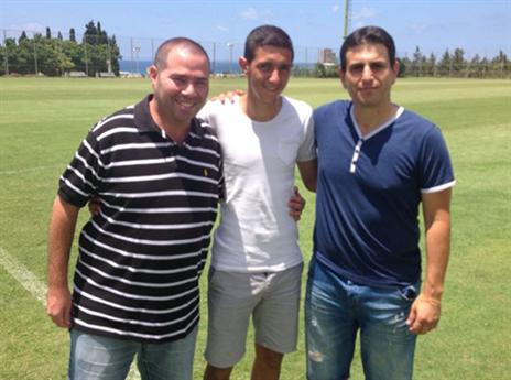 בונים עליו. אוחיון עם סמנכ"ל הפועל חיפה רון פלדהיים ונציגו עידו קרן