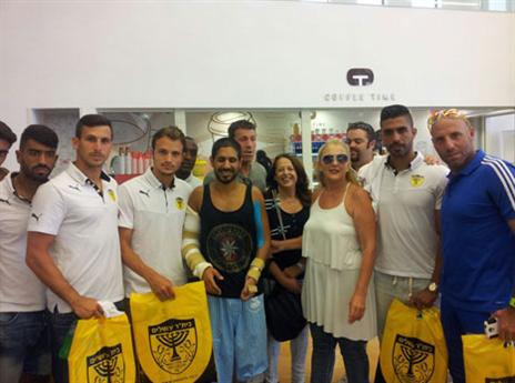 אנשי בית"ר עם אחד החיילים בתל השומר