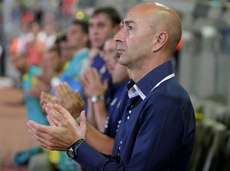 פאקו מתרגל לספסל של בלומפילד (אלן שיבר)