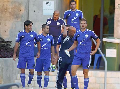 נבחרת ישראל באימון. יצאו לקפריסין בלי לדעת כמה ישלמו להם (אלן שיבר)