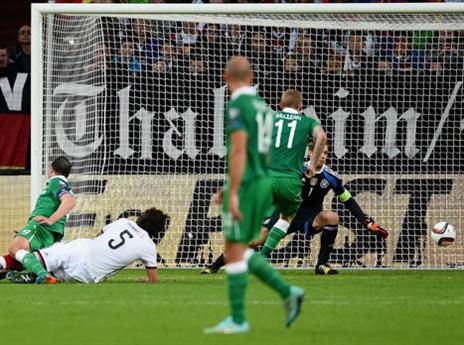 איזו מתנה להופעה ה-100 בנבחרת. ג'ון אושיי