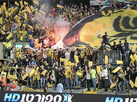 המשטרה חיפשה וחיפשה, אוהדי בית"ר הצליחו בכל זאת להבריח אבוקה