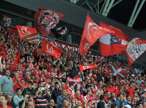 ביציעים האדומים ישלטו. ועל הדשא? (אלן שיבר)