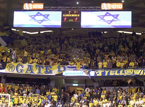 תחת שמירה בדרבי. אוהדי מכבי (צילום: אלן שיבר)