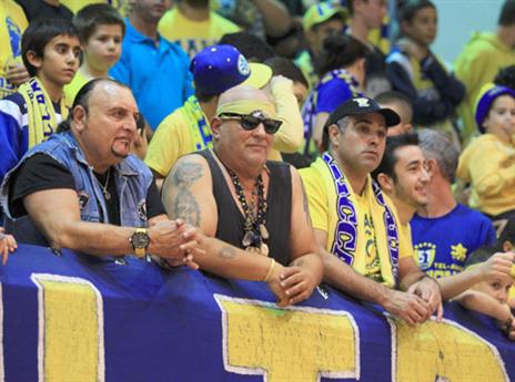 אבל הקבוצה של האוהדים בצהוב רצה מהר (צילום: אלן שיבר)