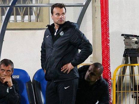 סטנוייביץ', מקבל גב מהשחקנים (עודד קרני)