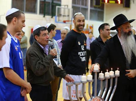 טפירו, נעימי וראש עיריית נס ציונה יוסי שבו. באווירה מחויכת (אתר המנהלת)