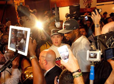 לכל מקום הם הולכים אחריו (getty)