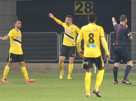 אבו עוביד וברגר מנסים להתמודד עם הקהל