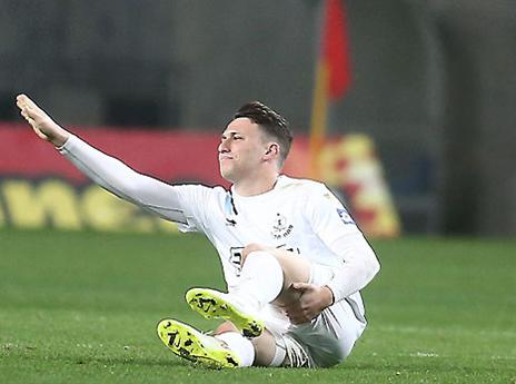 אלטמן מסמן לספסל שהוא פצוע (אלן שיבר)